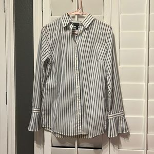 Women’s size 6 Banana Republic Riley shirt. Button up collared shirt.